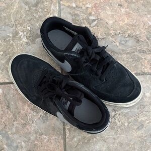 Nike SB size 9 black shoes sneakers skating vintage